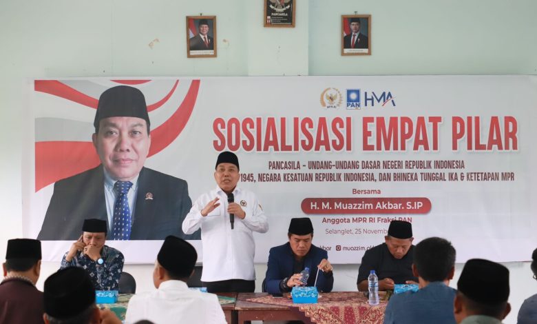 Anggota DPR RI Dapil NTB II dari Fraksi PAN M. Muazzim Akbar saat mensosialisasikan pentingnya Empat Pilar Kebangsaan kepada masyarakat, Senin (25/11). (Eks)