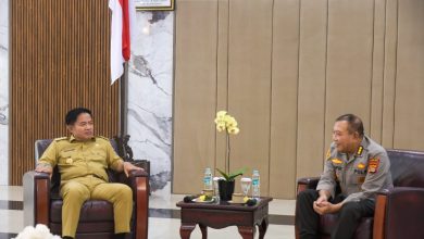 Penjabat (Pj) Gubernur Nusa Tenggara Barat (NTB), Hassanudin, saat menerima kunjungan Kepala Biro Logistik Polda NTB, Kombespol Taufik Rochmad Hidayat, di Pendopo Tengah Gubernur NTB, Selasa (26/11). (Eks)