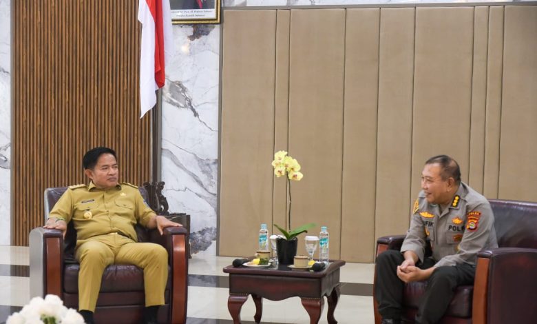Penjabat (Pj) Gubernur Nusa Tenggara Barat (NTB), Hassanudin, saat menerima kunjungan Kepala Biro Logistik Polda NTB, Kombespol Taufik Rochmad Hidayat, di Pendopo Tengah Gubernur NTB, Selasa (26/11). (Eks)