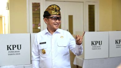 Pj Gubernur Hasanuddin saat menyalurkan hak pilih di TPS 1 Pejanggik, Rabu (27/11/2024). (Eks)