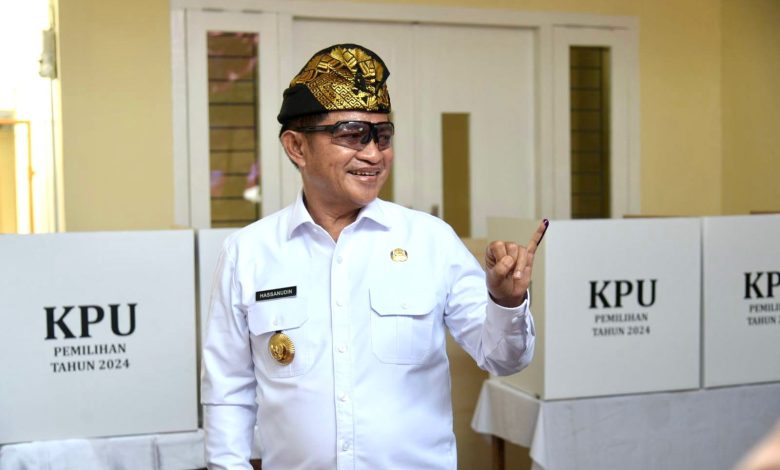 Pj Gubernur Hasanuddin saat menyalurkan hak pilih di TPS 1 Pejanggik, Rabu (27/11/2024). (Eks)