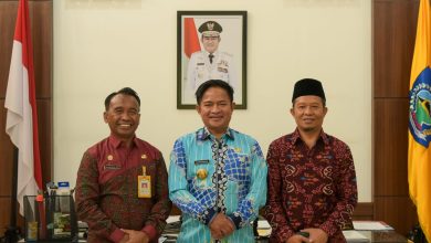 Pj Gubernur Hasanuddin (Tengah), Kepala Diskominfotik NTB Najamuddin Amy (Kiri), Ketua Komisi Informasi Provinsi NTB Sansuri (Kanan). (Eks)
