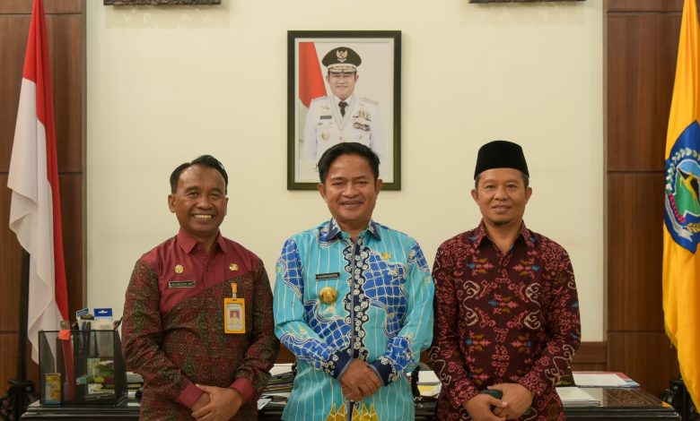 Pj Gubernur Hasanuddin (Tengah), Kepala Diskominfotik NTB Najamuddin Amy (Kiri), Ketua Komisi Informasi Provinsi NTB Sansuri (Kanan). (Eks)