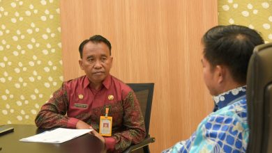 Kepala Dinas Kominfotik NTB Najamuddin Amy saat melapor pada Pj Gubernur Hassanudin, di Pendopo Gubernur, Kamis (28/11/24). (Eks)
