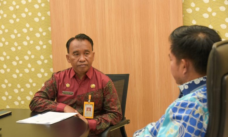 Kepala Dinas Kominfotik NTB Najamuddin Amy saat melapor pada Pj Gubernur Hassanudin, di Pendopo Gubernur, Kamis (28/11/24). (Eks)