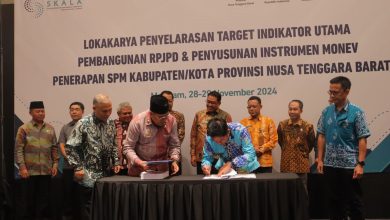 Pj Gubernur NTB Hassanudin didampingi Sekda NTB Lalu Gita Ariadi saat menandatangani Perda RPJPD 2025-2045, Kamis (28/11/2024). (Eks)