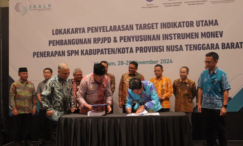 Pj Gubernur NTB Hassanudin didampingi Sekda NTB Lalu Gita Ariadi saat menandatangani Perda RPJPD 2025-2045, Kamis (28/11/2024). (Eks)