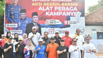 Kepala Dinas Kominfotik NTB Najamuddin Amy bersama Ketua BAwaslu dan sejumlah kepala OPD foto bersama saat aksi bersih-bersih APK Pilkada. (Iam/Ist)