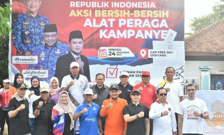 Kepala Dinas Kominfotik NTB Najamuddin Amy bersama Ketua BAwaslu dan sejumlah kepala OPD foto bersama saat aksi bersih-bersih APK Pilkada. (Iam/Ist)