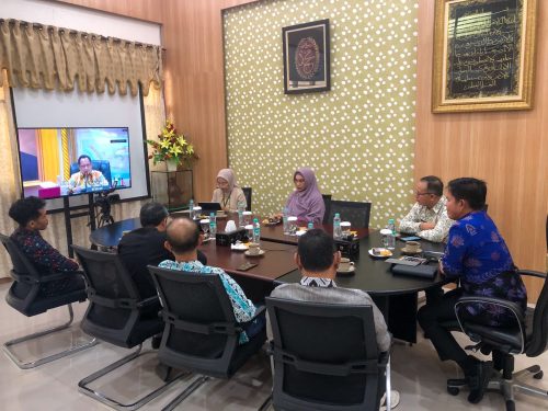 Penjabat (Pj) Gubernur Nusa Tenggara Barat (NTB) Hassanudin, mengikuti rapat koordinasi yang diadakan secara virtual dalam rangka antisipasi maraknya isu pemutusan hubungan kerja (PHK) dan persiapan penetapan Upah Minimum Tahun 2025. (Iba/Ist))
