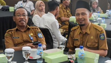 Pelaksana Tugas Harian Kepala Dinas Kominfotik NTB Yahsrul (kanan) saat menghadiri PKS Bank NTB Syariah dengan dua OPD yang menerapkan kartu kredit bagi pemerintah daerah (KKPD), Senin 4 November 2024. (Iam.Ist)