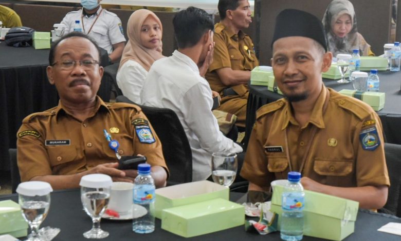 Pelaksana Tugas Harian Kepala Dinas Kominfotik NTB Yahsrul (kanan) saat menghadiri PKS Bank NTB Syariah dengan dua OPD yang menerapkan kartu kredit bagi pemerintah daerah (KKPD), Senin 4 November 2024. (Iam.Ist)