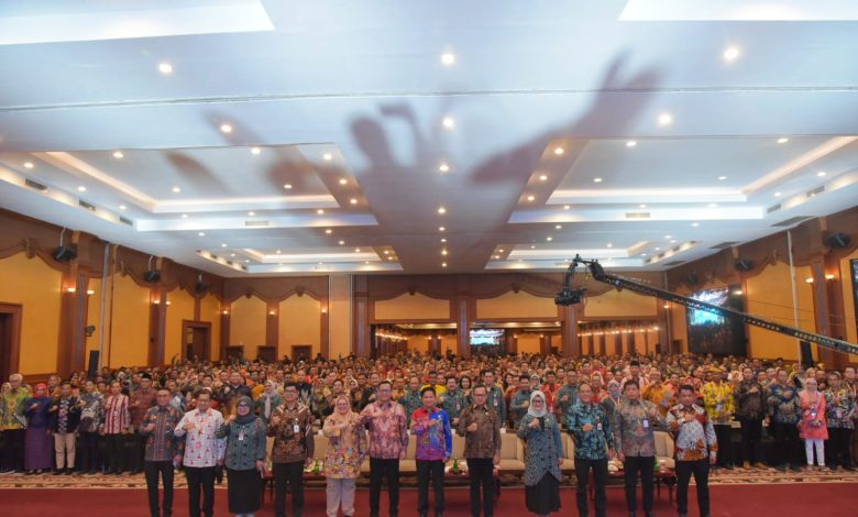 Penjabat (Pj) Gubernur Nusa Tenggara Barat (NTB) Hassanudin, memaparkan berbagai inovasi layanan administrasi kependudukan (Aminduk) dalam Rapat Koordinasi Nasional (Rakornas) Kedua Direktorat Jenderal Kependudukan dan Catatan Sipil (Dukcapil) yang resmi dibuka Wamendagri di Mataram, pada, Senin 04 November 2024 Malam. (Iam)