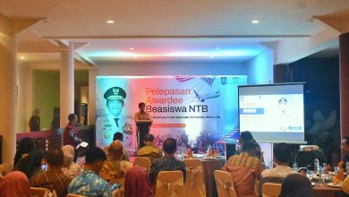 Pj GUbernur NTB melepas Awardee Beasiswa tujuan Malaysia. (Iam/Ist)