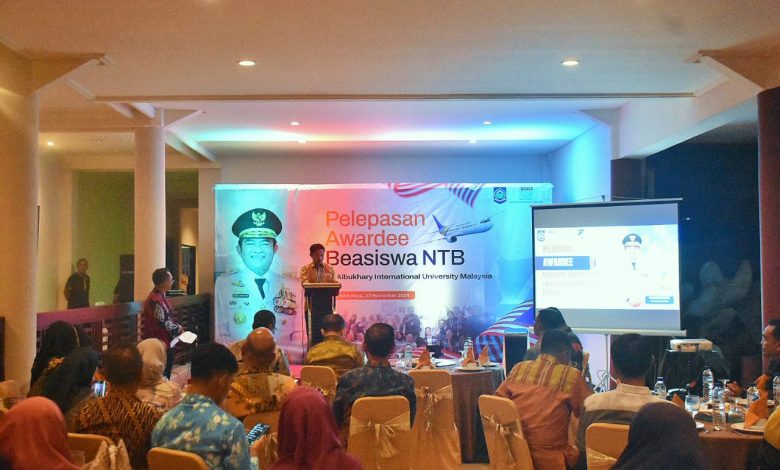 Pj GUbernur NTB melepas Awardee Beasiswa tujuan Malaysia. (Iam/Ist)
