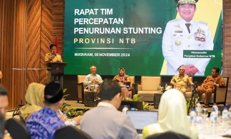 Pj Gubernur NT Hassanudin saat membuka rapat koordinasi percepatan penurunan stunting di Hotel Astoria Mataram, Selasa (05/11). (Iam)