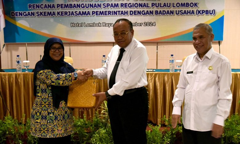 Sekretaris Daerah (Sekda) Provinsi Nusa Tenggara Barat (NTB) Lalu Gita Ariadi membuka secara resmi konsultasi publik untuk rencana pembangunan Sistem Penyediaan Air Minum (SPAM) Regional Pulau Lombok dengan skema Kerja Sama Pemerintah dan Badan Usaha (KPBU), Rabu 6 november 2024. (Iam)
