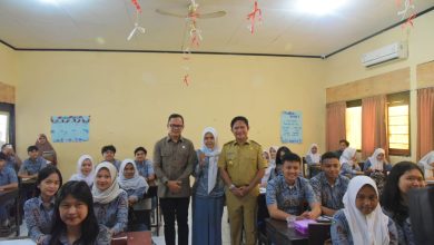 Wakil Menteri Dalam Negeri Bima Arya saat mengunjungi SMAN 1 Mataram didampingi Pj Gubernur NTB Hassanudin, Selasa 5 Novermber 2024. (Iam)