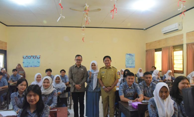 Wakil Menteri Dalam Negeri Bima Arya saat mengunjungi SMAN 1 Mataram didampingi Pj Gubernur NTB Hassanudin, Selasa 5 Novermber 2024. (Iam)