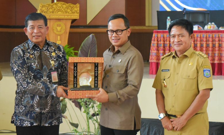 Wamendagri bersama Pj Gubernur NTB usai meberikan sambutan soal kepemimpinan di IPDN Kampus NTB di Lombok Tengah, Selasa 5 November 2024. (Iam)