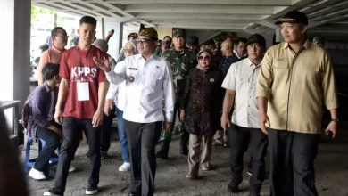 Penjabat Gubernur Nusa Tenggara Barat Hassanudin saat memantau langsung proses pemungutan suara pemilihan kepala daerah pada beberapa TPS di Kota Mataram, Rabu (27/11/24). (Eks)