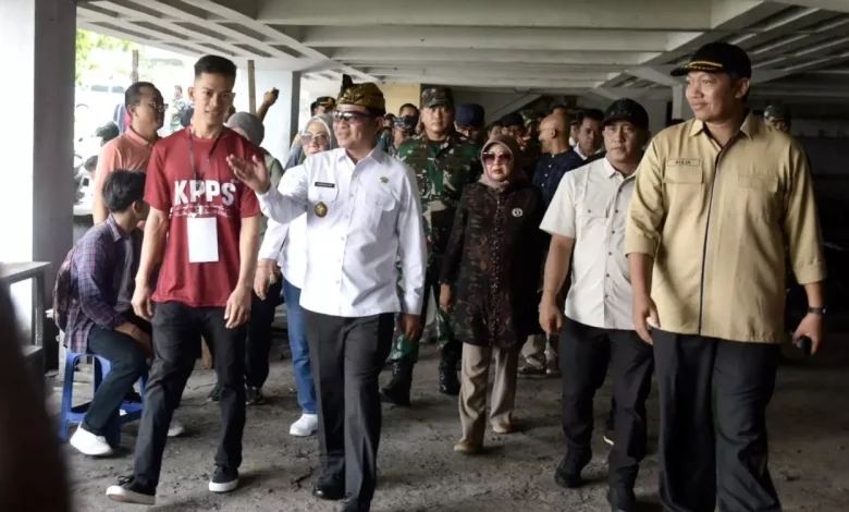 Penjabat Gubernur Nusa Tenggara Barat Hassanudin saat memantau langsung proses pemungutan suara pemilihan kepala daerah pada beberapa TPS di Kota Mataram, Rabu (27/11/24). (Eks)