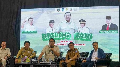 Penjabat (Pj) Gubernur Dr. Hassanudin mendampingi Wakil Menteri Pertanian (Wamentan) Republik Indonesia, Sudaryono dialog dengan petani di pendopo Bupati Lombok Tengah, Senin 6 Januari 2025.(Adv)