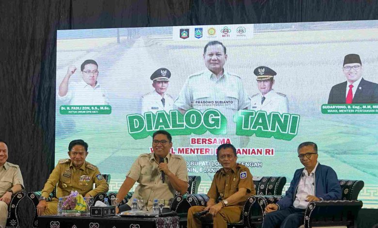 Penjabat (Pj) Gubernur Dr. Hassanudin mendampingi Wakil Menteri Pertanian (Wamentan) Republik Indonesia, Sudaryono dialog dengan petani di pendopo Bupati Lombok Tengah, Senin 6 Januari 2025.(Adv)