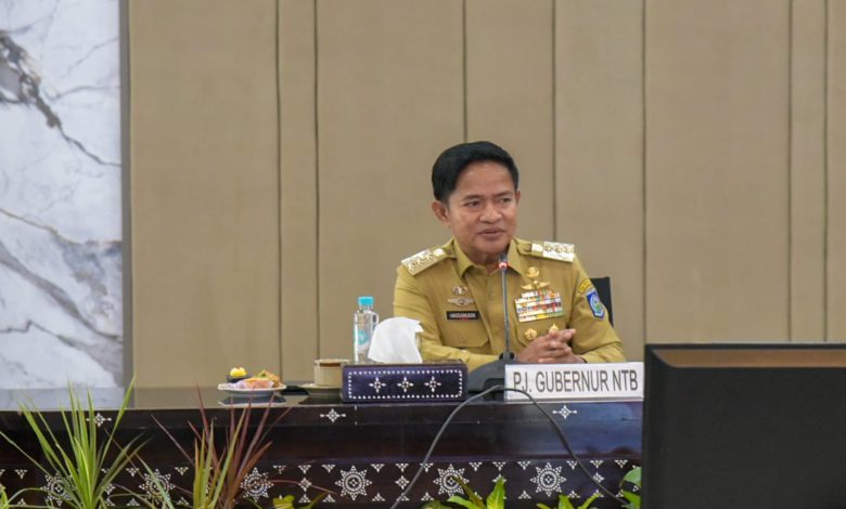 PJ Gubernur NTB Hasanuddin memimpin rapim di kantor gubernur NTB, Senin 6 Januari 2025.(Adv)