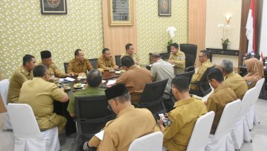 Pj Gubernur NTB Hassanudin memimpin rapat terkait banjir di Bima, Senin 3 Februari 2025.(Adv)