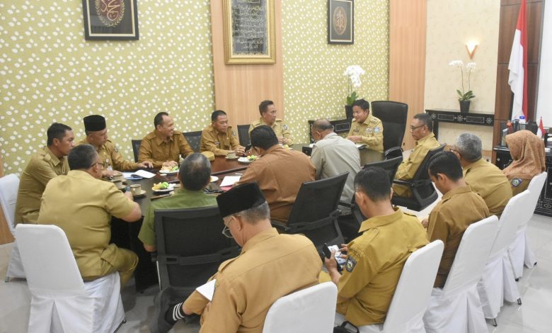 Pj Gubernur NTB Hassanudin memimpin rapat terkait banjir di Bima, Senin 3 Februari 2025.(Adv)