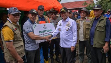 PJ Gubernur NTB Hassanudin menyerahkan bantuan kepada korban banjir bandang kecamatan Wera kabupaten Bima, Rabu 5 Februari 2025.(Adv)
