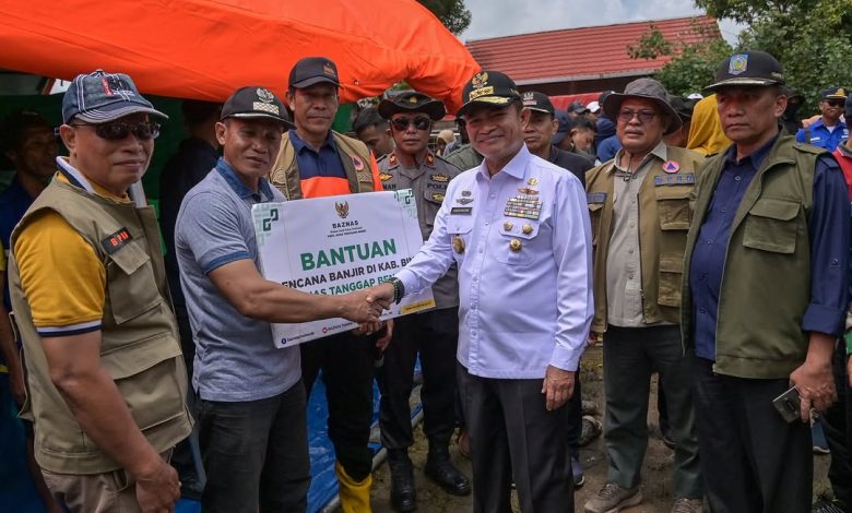 PJ Gubernur NTB Hassanudin menyerahkan bantuan kepada korban banjir bandang kecamatan Wera kabupaten Bima, Rabu 5 Februari 2025.(Adv)