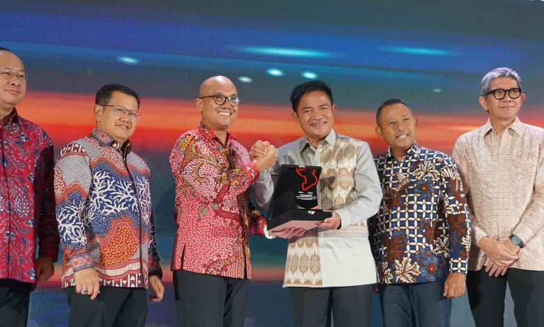 Pj Gubernur NTB Hassanudin menerima penghargaan dari ITDC atas suksesnya MotoGP Mandalika di Jakarta, Jumat 7 Februari 2025.(Adv)