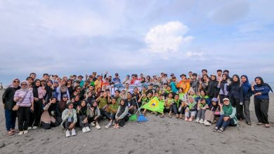Pj Gubernur NTB Hassanudin mengikuti aksi bersih-bersih pantai Loang baloq, Rabu 1 Januari 2025. (Adv)