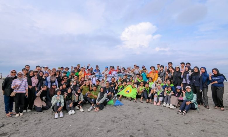 Pj Gubernur NTB Hassanudin mengikuti aksi bersih-bersih pantai Loang baloq, Rabu 1 Januari 2025. (Adv)