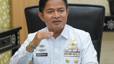 Pj Gubernur NTB Hasanuddin mengikuti zoom meeting bersama Mendagri dalam rangka penyelesaian PPPK di pendopo gubernur NTB, Rabu 8 Januari 2025.(Adv)