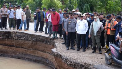 Pj Gubernur NTB Hasanuddin meninjau banjir di kecamatan Wera Kabupaten Bima, Rabu 5 Februari 2025.(Adv)