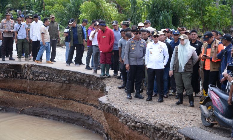 Pj Gubernur NTB Hasanuddin meninjau banjir di kecamatan Wera Kabupaten Bima, Rabu 5 Februari 2025.(Adv)