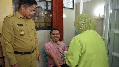 Penjabat Gubernur NTB, Hasanudin meninjau langsung salah satu sampel program cek kesehatan gratis di Puskesmas Desa Perampuan Kecamatan Labuapi Kabupaten Lombok Barat, Senin 10 Februari 2025. (Adv)