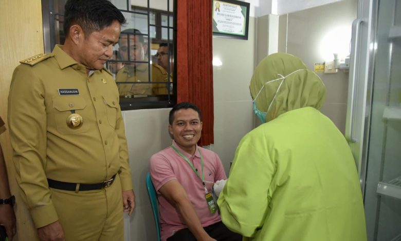 Penjabat Gubernur NTB, Hasanudin meninjau langsung salah satu sampel program cek kesehatan gratis di Puskesmas Desa Perampuan Kecamatan Labuapi Kabupaten Lombok Barat, Senin 10 Februari 2025. (Adv)