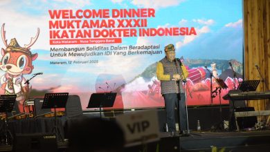 Sekda NTB Lalu Gita Ariadi memberikan sambutan pada welcome dinner Mukhtamar Ikatan Dokter Indonesia (IDI) ke-XXXII di Mataram, Rabu 12 Februari 2025.(Adv)
