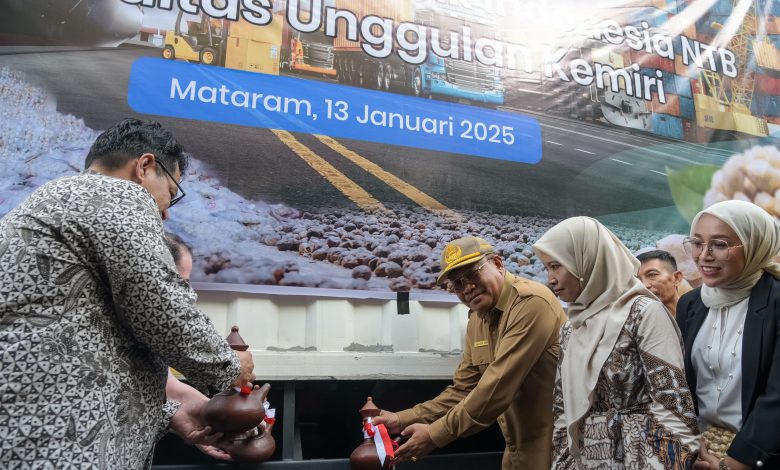 Sekda NTB Lalu Gita Ariadi bersama Kepala BI NTB, Owner PT Kemiri Lombok Tengah melepar kespor kemiri menuju Arab Saudi. (Iba)