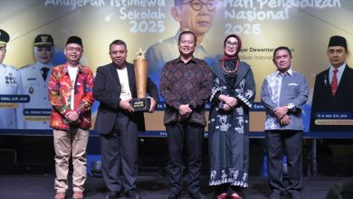 Gubernur NTB Lalu Muhammad Iqbal menghadir malam Anugerah Istimewa Sekolah di Gelanggang Pemuda Mataram (2/5/2025). (Iam)