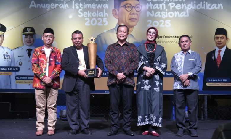 Gubernur NTB Lalu Muhammad Iqbal menghadir malam Anugerah Istimewa Sekolah di Gelanggang Pemuda Mataram (2/5/2025). (Iam)