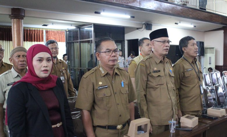 Kepala BRIDA NTB I Gede Putu Aryadi tengah) saat menghadiri pariprna DPRD NTB. (Iam)