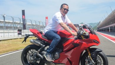 Gubernur NTB Lalu Muhamad Iqbal saat menikmati motor gede pada acara Event Ducati Race As One terbesar yang pernah digelar di Indonesia resmi berlangsung di Mandalika, Nusa Tenggara Barat. (Iam)