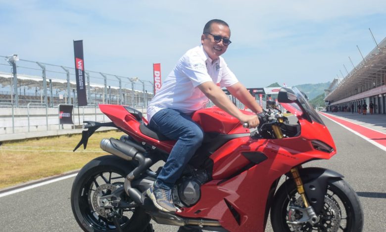 Gubernur NTB Lalu Muhamad Iqbal saat menikmati motor gede pada acara Event Ducati Race As One terbesar yang pernah digelar di Indonesia resmi berlangsung di Mandalika, Nusa Tenggara Barat. (Iam)