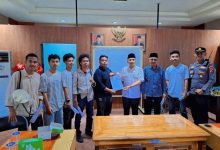 Aliansi Pendidikan Inklusif menyerahkan laporan dugaan jual beli beasiswa ke anggota Komisi V DPRD NTB, Rabu 11 Juni 2025. (Iam/Ist)