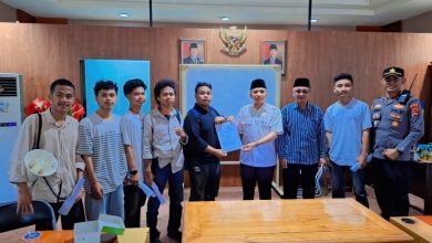 Aliansi Pendidikan Inklusif menyerahkan laporan dugaan jual beli beasiswa ke anggota Komisi V DPRD NTB, Rabu 11 Juni 2025. (Iam/Ist)